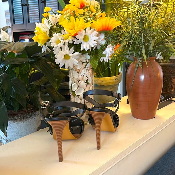 Authentic Coach, size 11, heels! - Picture 3 of 7